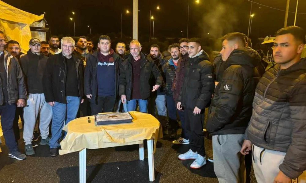 Αγρότες: Το μήνυμα από την κοπή της πίτας στο μπλόκο Ε65 της Καρδίτσας - «Δώσαμε αγώνες και συνεχίζουμε» (βίντεο)
